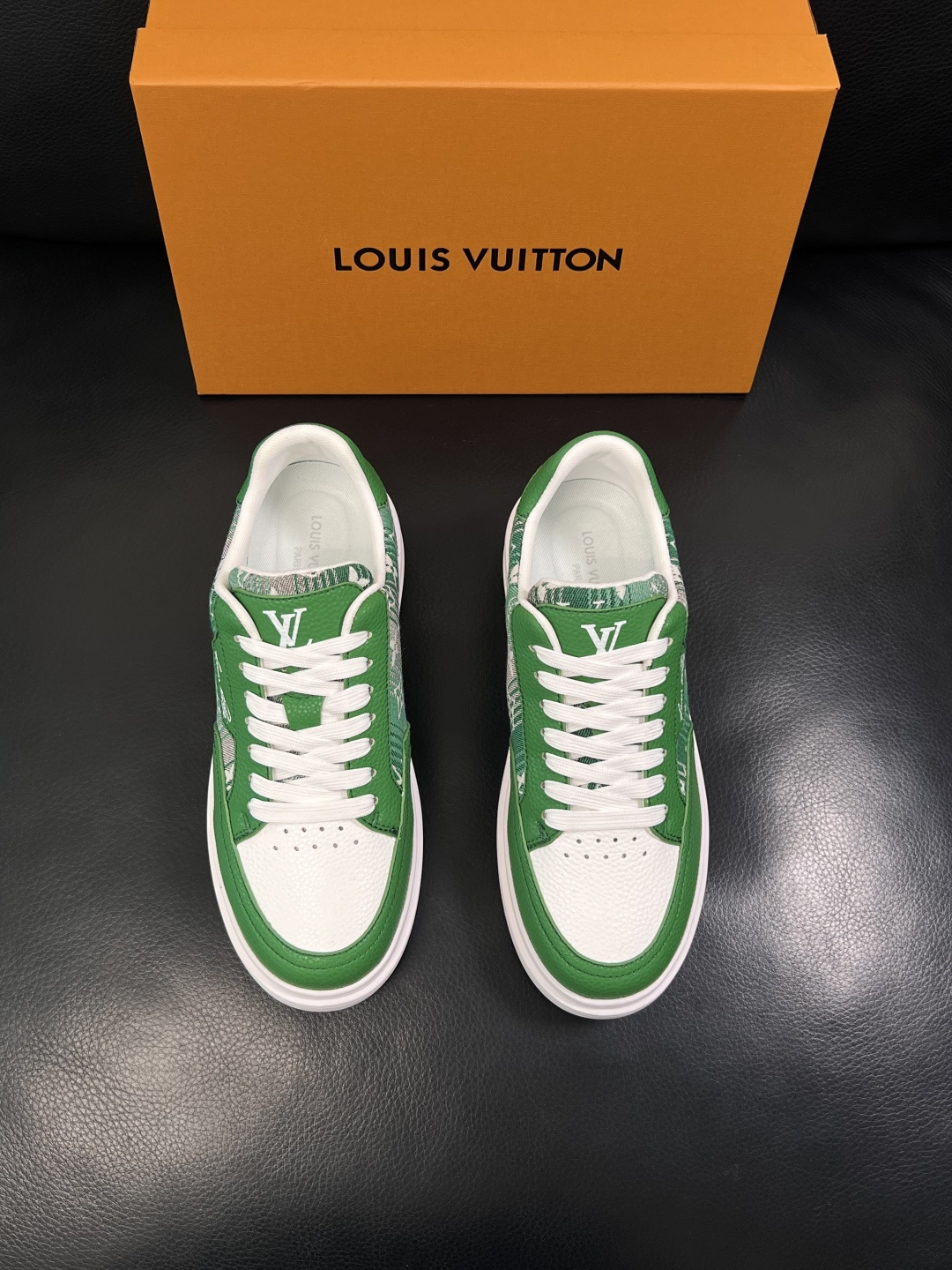 Lv  高品质  顶级工艺品  路易威登，运动板鞋专柜同步，鞋面意大利进口，高品质拼接缤纷色彩复杂工艺品