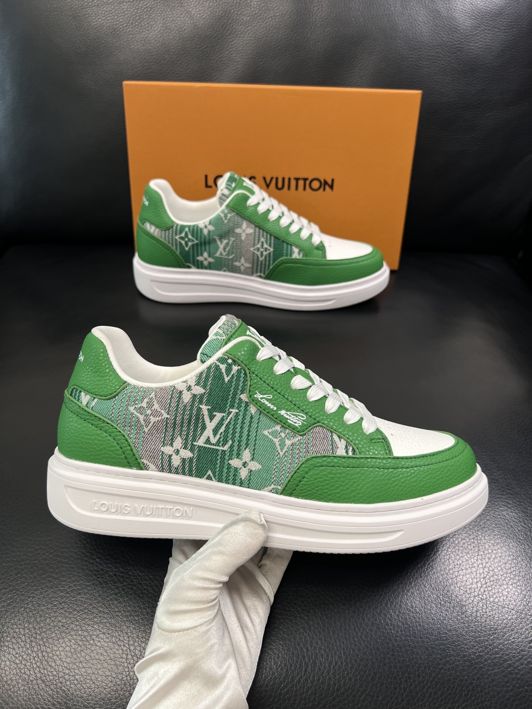 Lv  高品质  顶级工艺品  路易威登，运动板鞋专柜同步，鞋面意大利进口，高品质拼接缤纷色彩复杂工艺品
