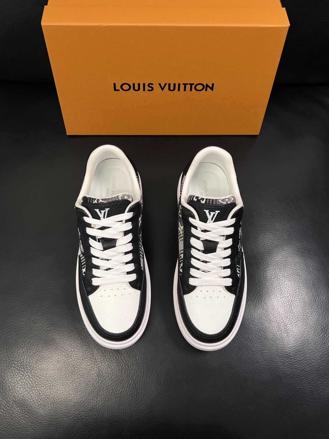 Lv  高品质  顶级工艺品  路易威登，运动板鞋专柜同步，鞋面意大利进口，高品质拼接缤纷色彩复杂工艺品