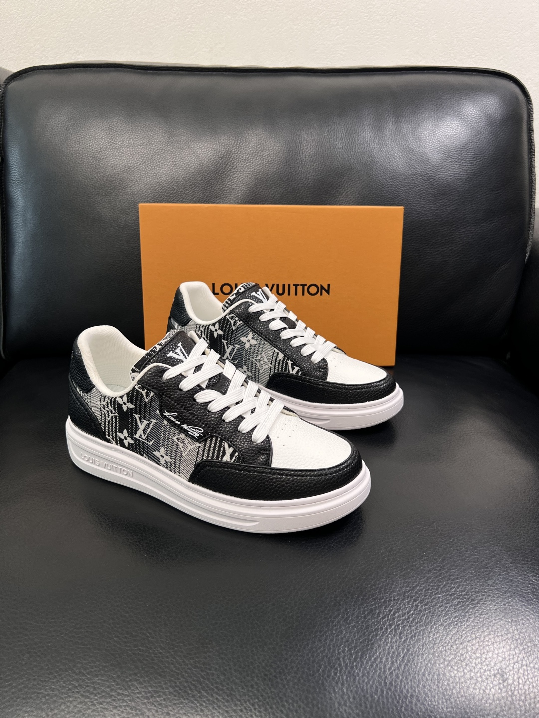 Lv  高品质  顶级工艺品  路易威登，运动板鞋专柜同步，鞋面意大利进口，高品质拼接缤纷色彩复杂工艺品