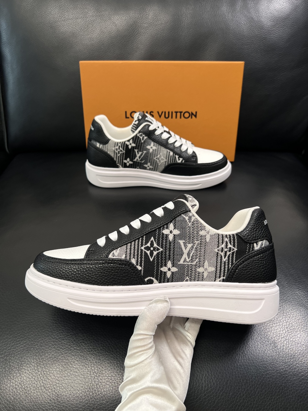 Lv  高品质  顶级工艺品  路易威登，运动板鞋专柜同步，鞋面意大利进口，高品质拼接缤纷色彩复杂工艺品