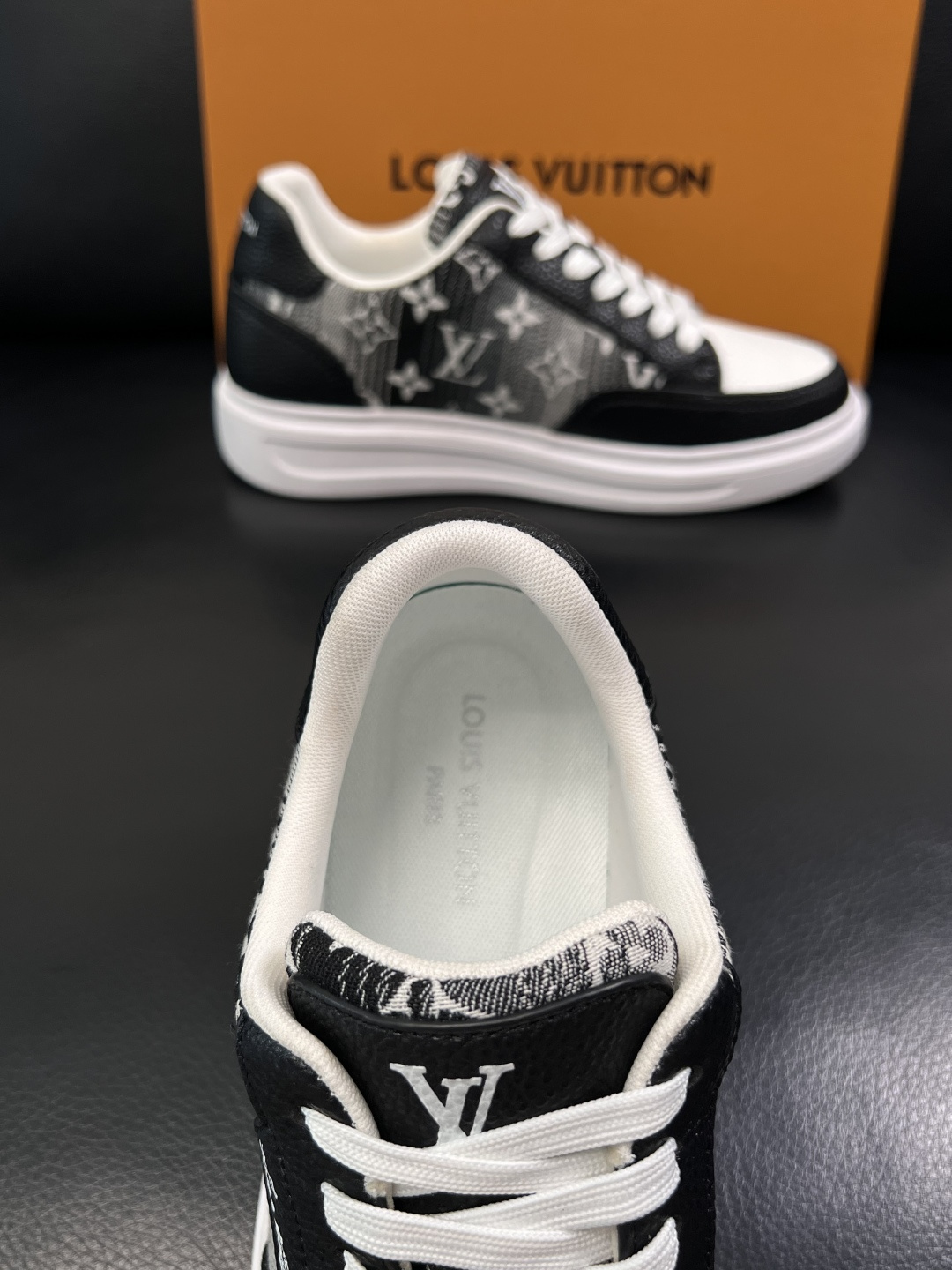Lv  高品质  顶级工艺品  路易威登，运动板鞋专柜同步，鞋面意大利进口，高品质拼接缤纷色彩复杂工艺品