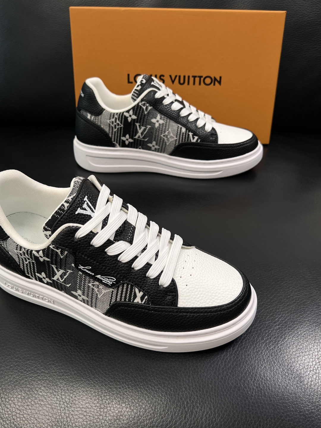 Lv  高品质  顶级工艺品  路易威登，运动板鞋专柜同步，鞋面意大利进口，高品质拼接缤纷色彩复杂工艺品