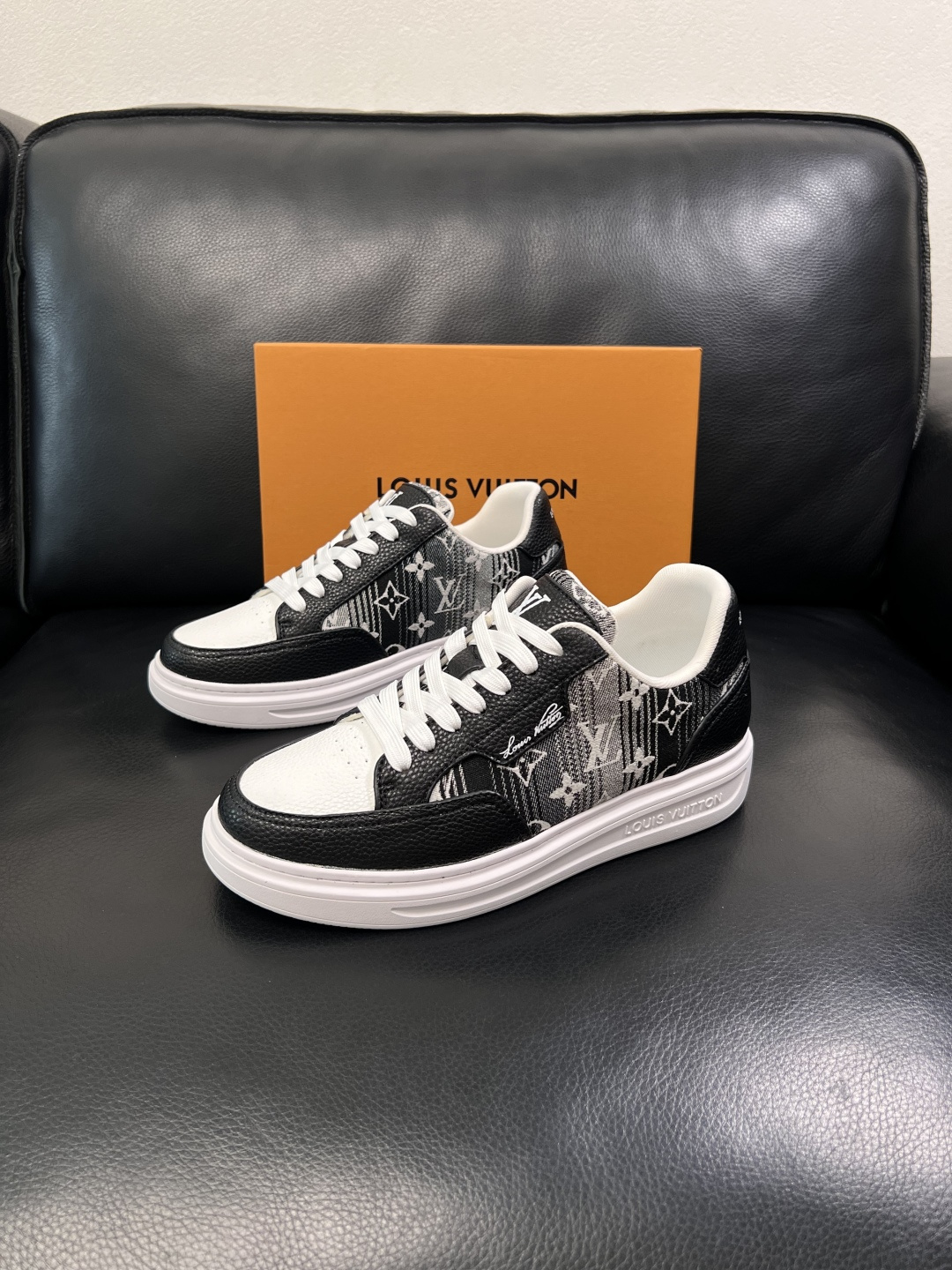 Lv  高品质  顶级工艺品  路易威登，运动板鞋专柜同步，鞋面意大利进口，高品质拼接缤纷色彩复杂工艺品