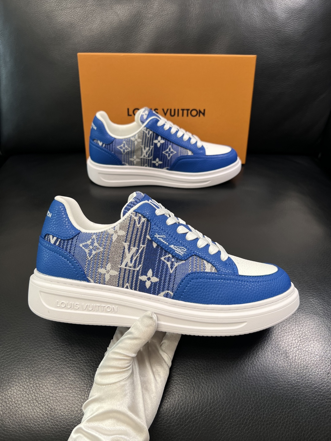 Lv  高品质  顶级工艺品  路易威登，运动板鞋专柜同步，鞋面意大利进口，高品质拼接缤纷色彩复杂工艺品