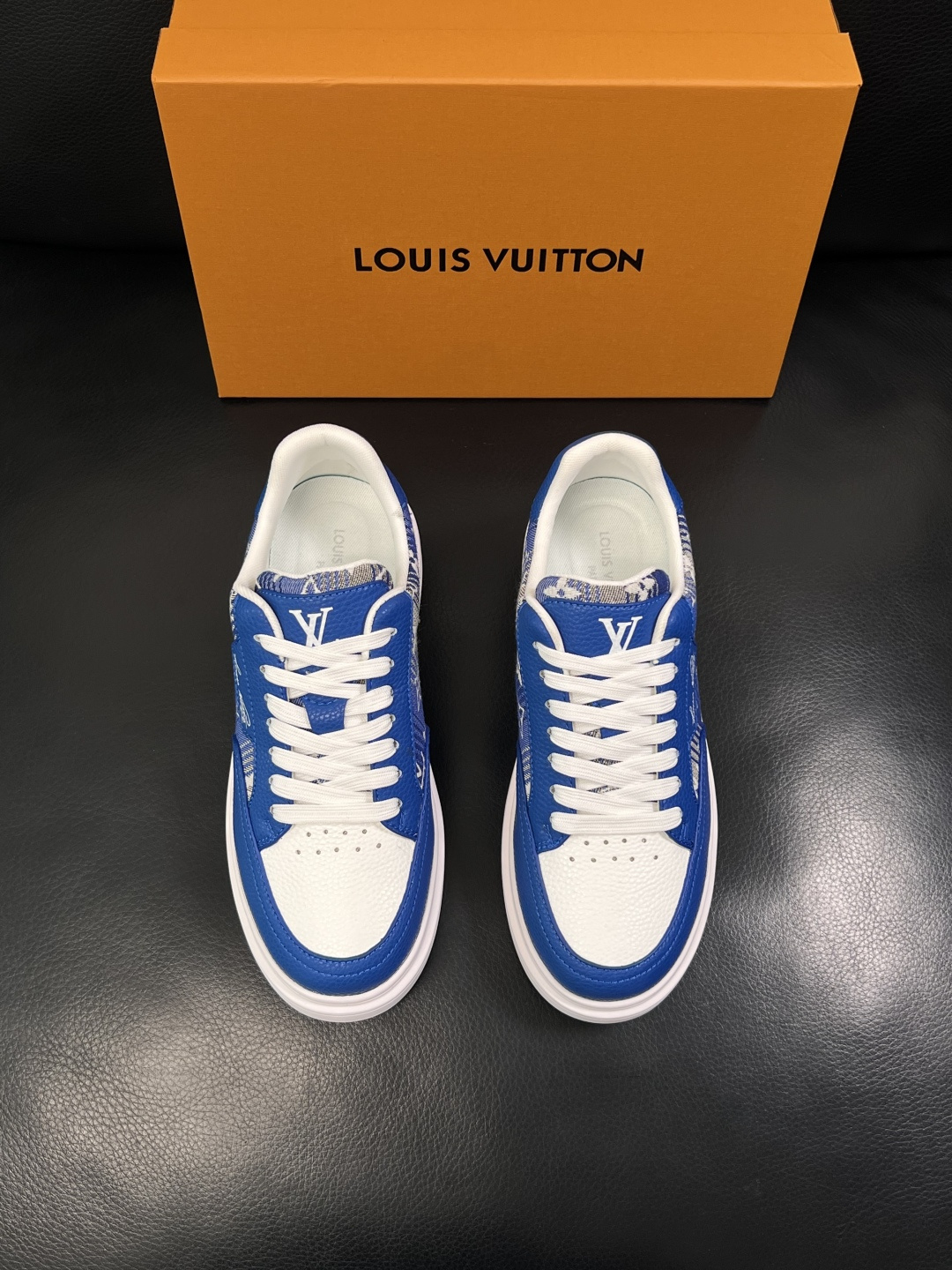 Lv  高品质  顶级工艺品  路易威登，运动板鞋专柜同步，鞋面意大利进口，高品质拼接缤纷色彩复杂工艺品