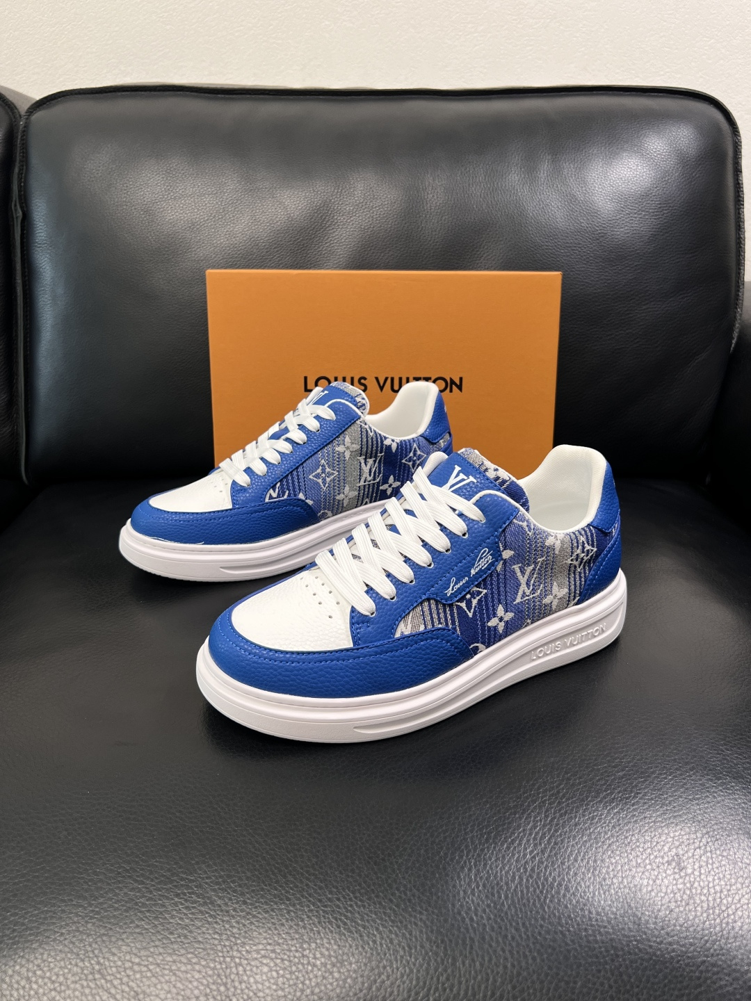 Lv  高品质  顶级工艺品  路易威登，运动板鞋专柜同步，鞋面意大利进口，高品质拼接缤纷色彩复杂工艺品