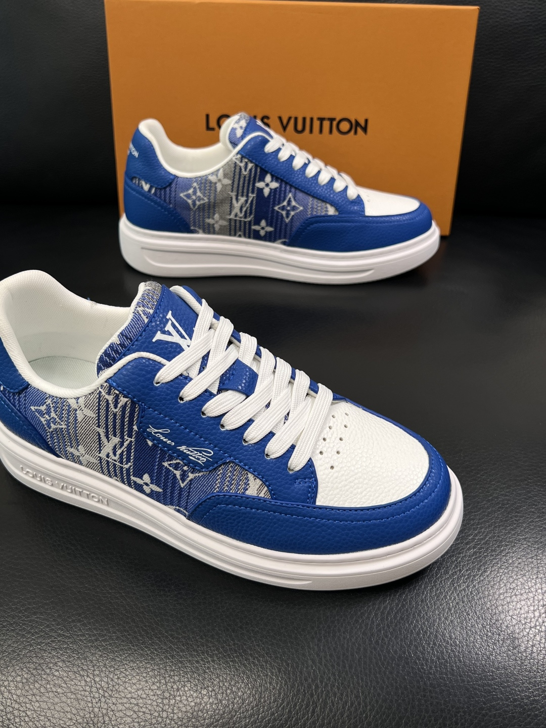 Lv  高品质  顶级工艺品  路易威登，运动板鞋专柜同步，鞋面意大利进口，高品质拼接缤纷色彩复杂工艺品
