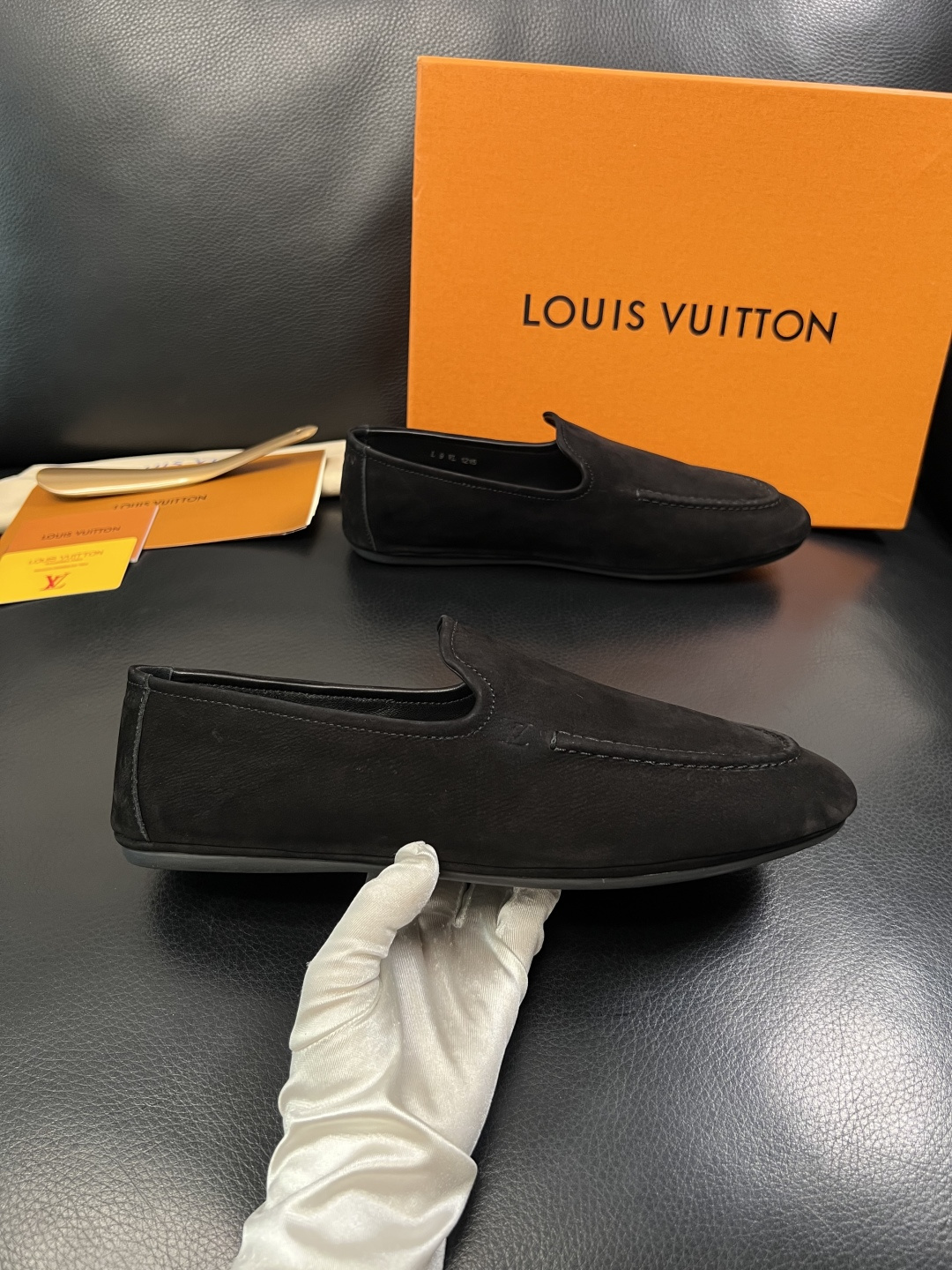 Lv  高品质  顶级代购  路易威登 专柜同步，鞋面意大利进口牛皮，进口水染牛皮内里，鞋底：原厂特供原