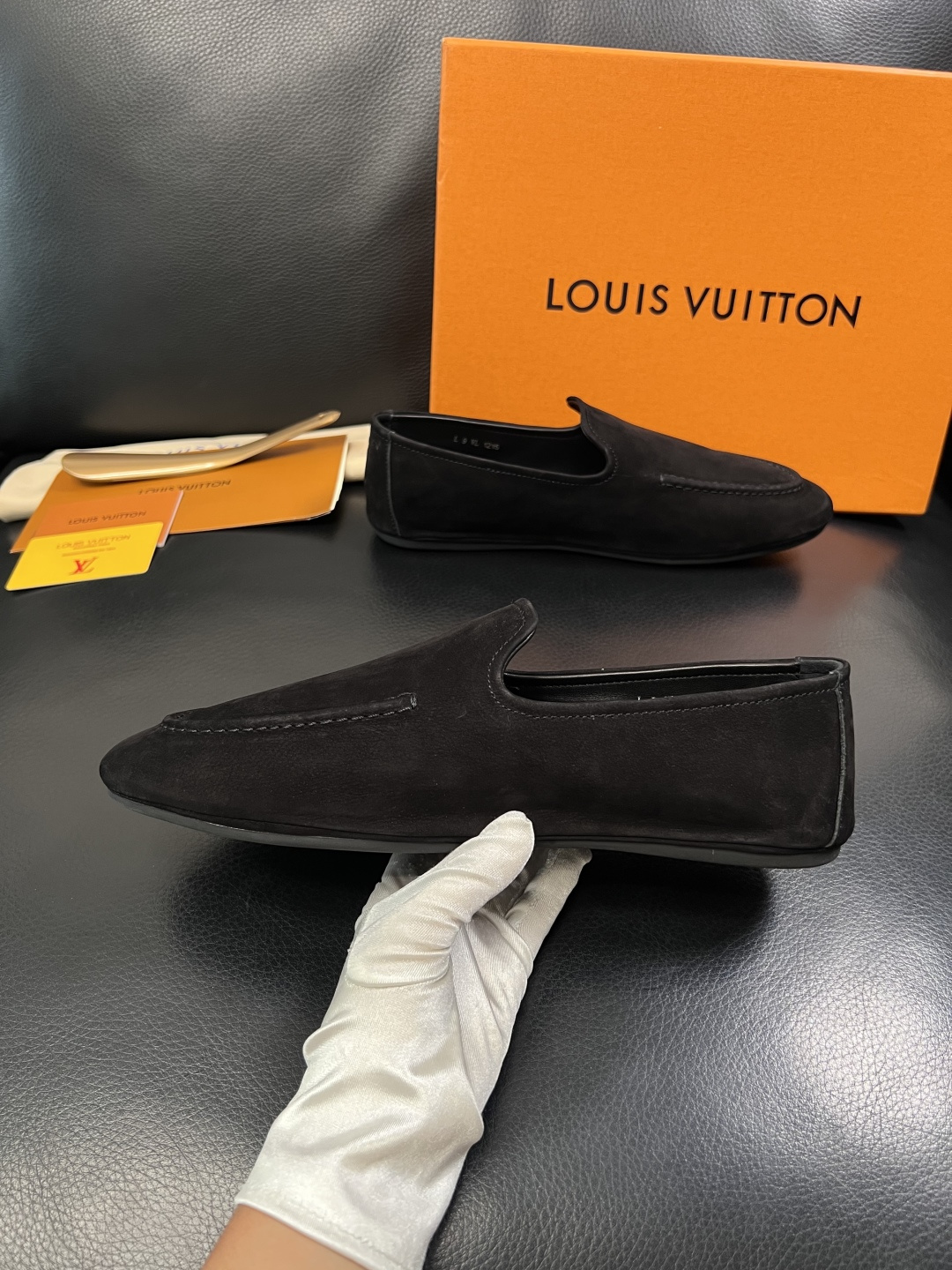 Lv  高品质  顶级代购  路易威登 专柜同步，鞋面意大利进口牛皮，进口水染牛皮内里，鞋底：原厂特供原