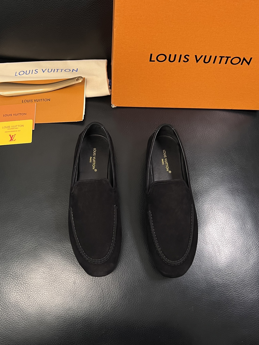 Lv  高品质  顶级代购  路易威登 专柜同步，鞋面意大利进口牛皮，进口水染牛皮内里，鞋底：原厂特供原