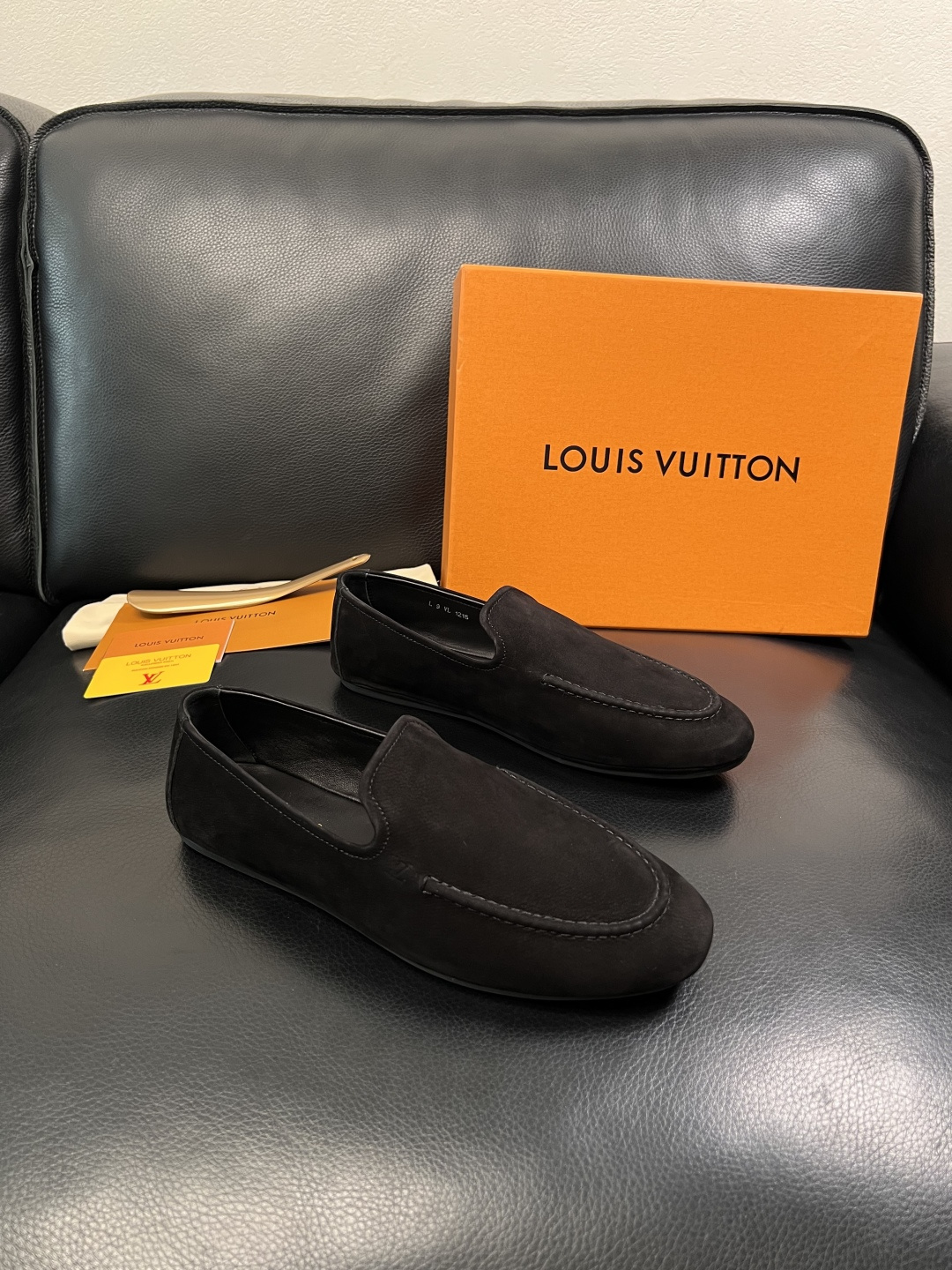 Lv  高品质  顶级代购  路易威登 专柜同步，鞋面意大利进口牛皮，进口水染牛皮内里，鞋底：原厂特供原