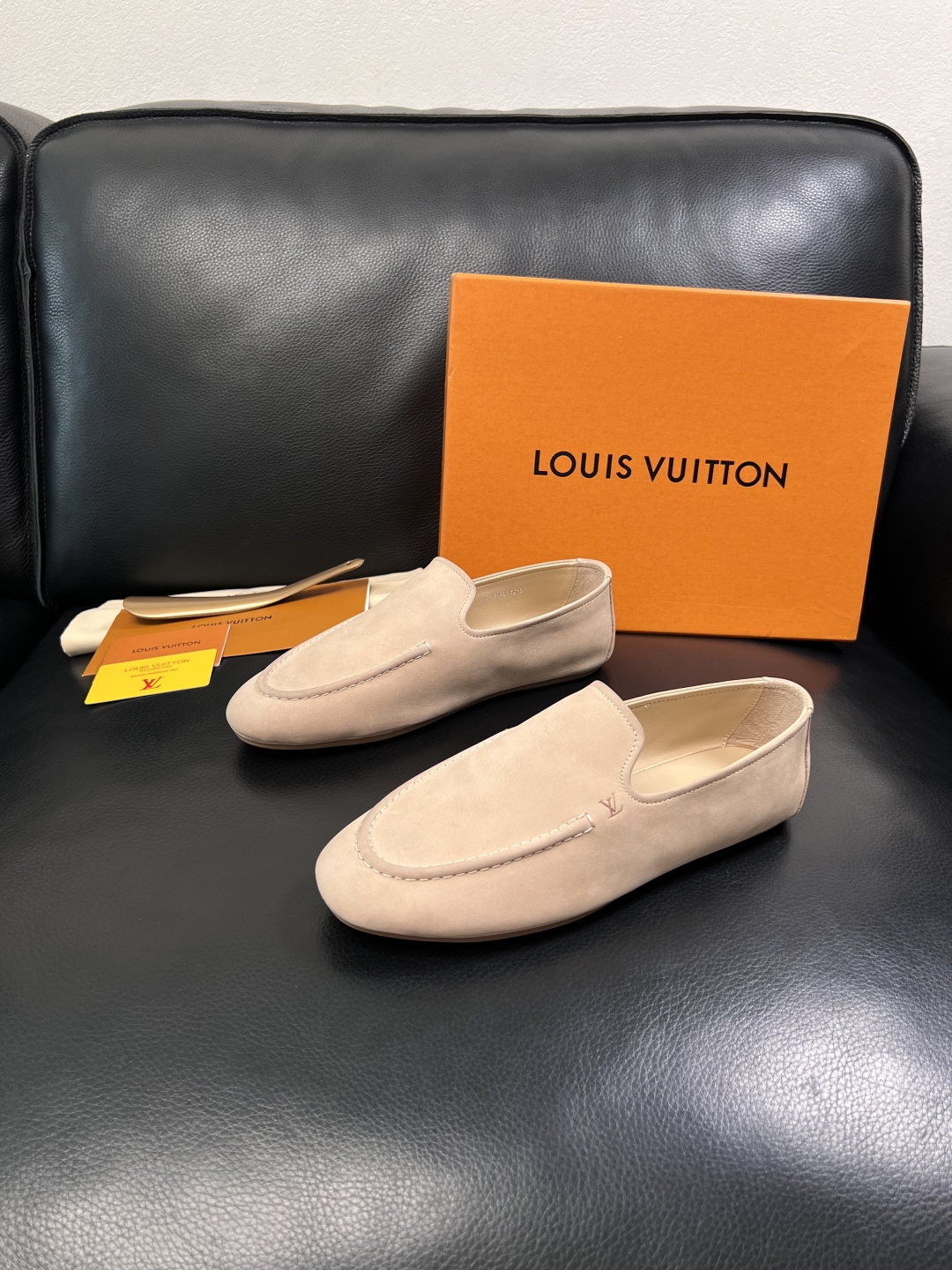 Lv  高品质  顶级代购  路易威登 专柜同步，鞋面意大利进口牛皮，进口水染牛皮内里，鞋底：原厂特供原