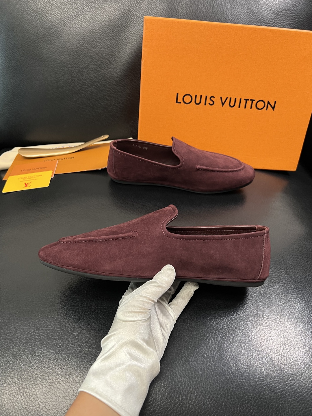 Lv  高品质  顶级代购  路易威登 专柜同步，鞋面意大利进口牛皮，进口水染牛皮内里，鞋底：原厂特供原