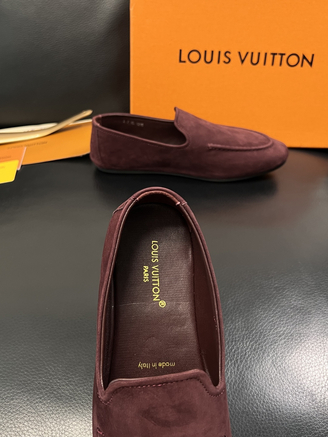 Lv  高品质  顶级代购  路易威登 专柜同步，鞋面意大利进口牛皮，进口水染牛皮内里，鞋底：原厂特供原