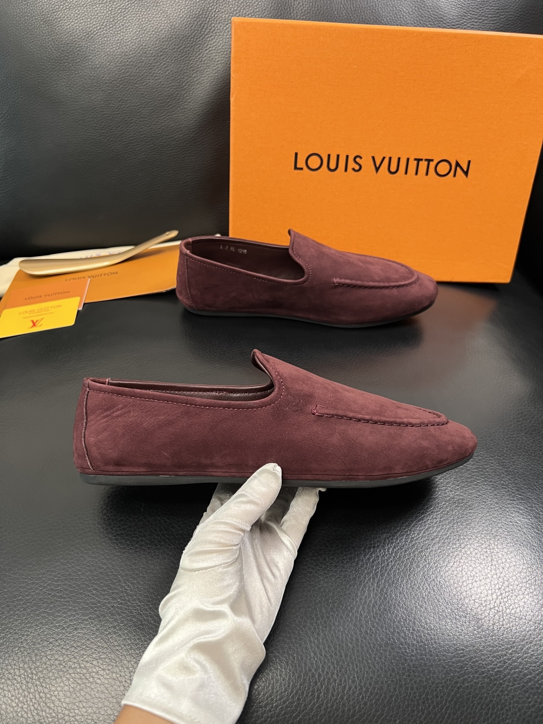 Lv  高品质  顶级代购  路易威登 专柜同步，鞋面意大利进口牛皮，进口水染牛皮内里，鞋底：原厂特供原