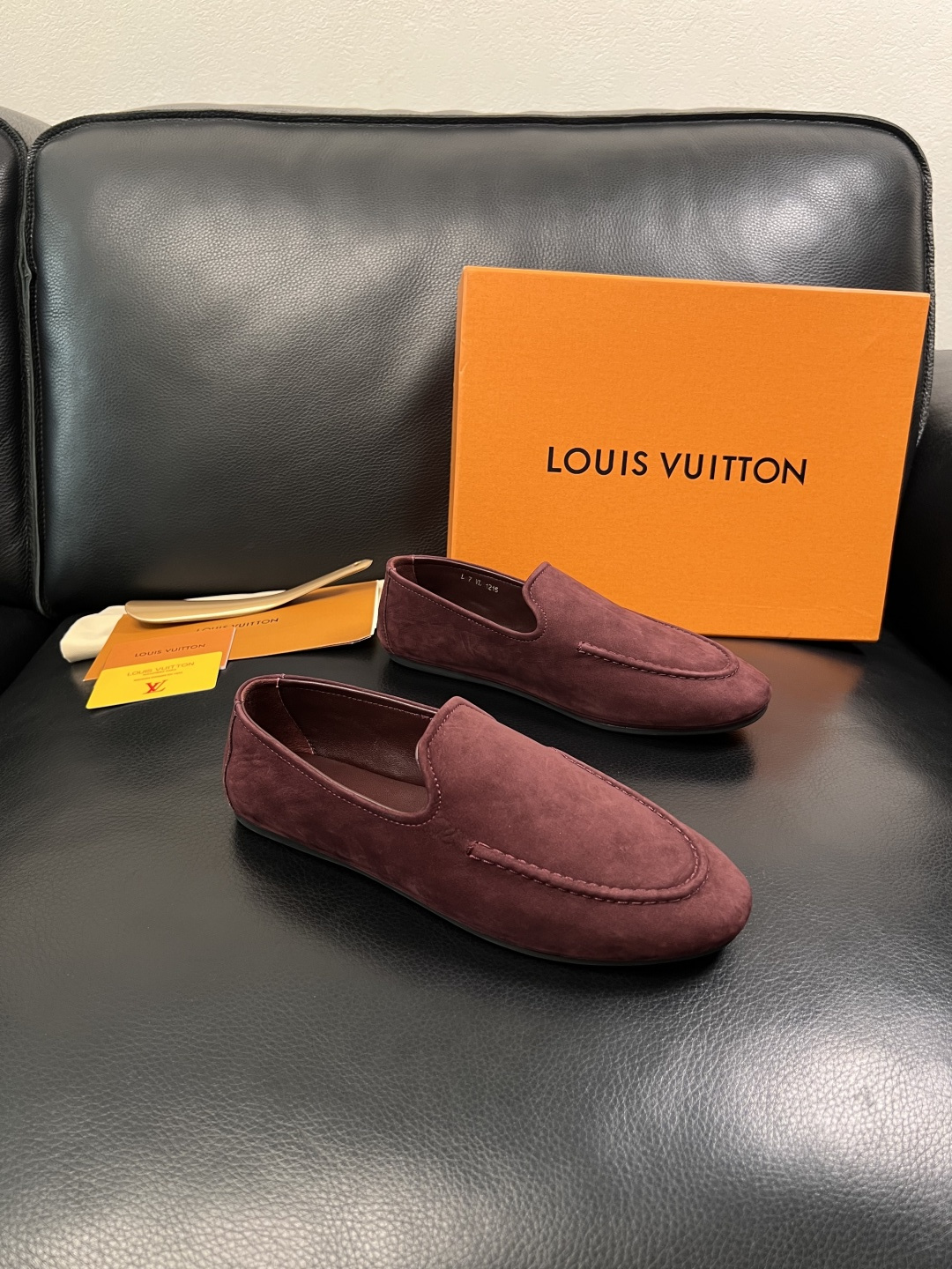 Lv  高品质  顶级代购  路易威登 专柜同步，鞋面意大利进口牛皮，进口水染牛皮内里，鞋底：原厂特供原