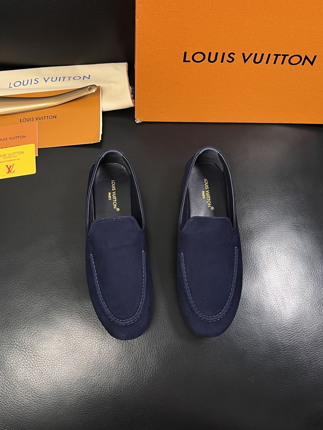 Lv  高品质  顶级代购  路易威登 专柜同步，鞋面意大利进口牛皮，进口水染牛皮内里，鞋底：原厂特供原