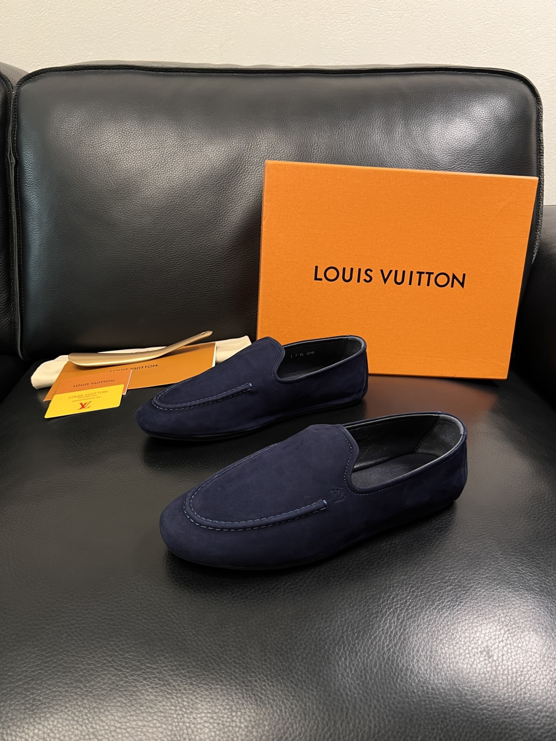 Lv  高品质  顶级代购  路易威登 专柜同步，鞋面意大利进口牛皮，进口水染牛皮内里，鞋底：原厂特供原