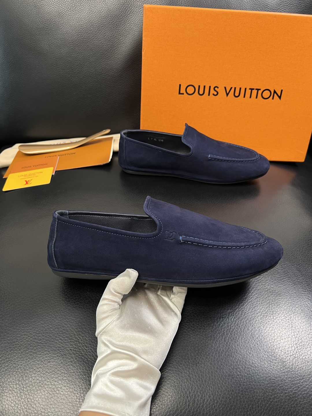 Lv  高品质  顶级代购  路易威登 专柜同步，鞋面意大利进口牛皮，进口水染牛皮内里，鞋底：原厂特供原