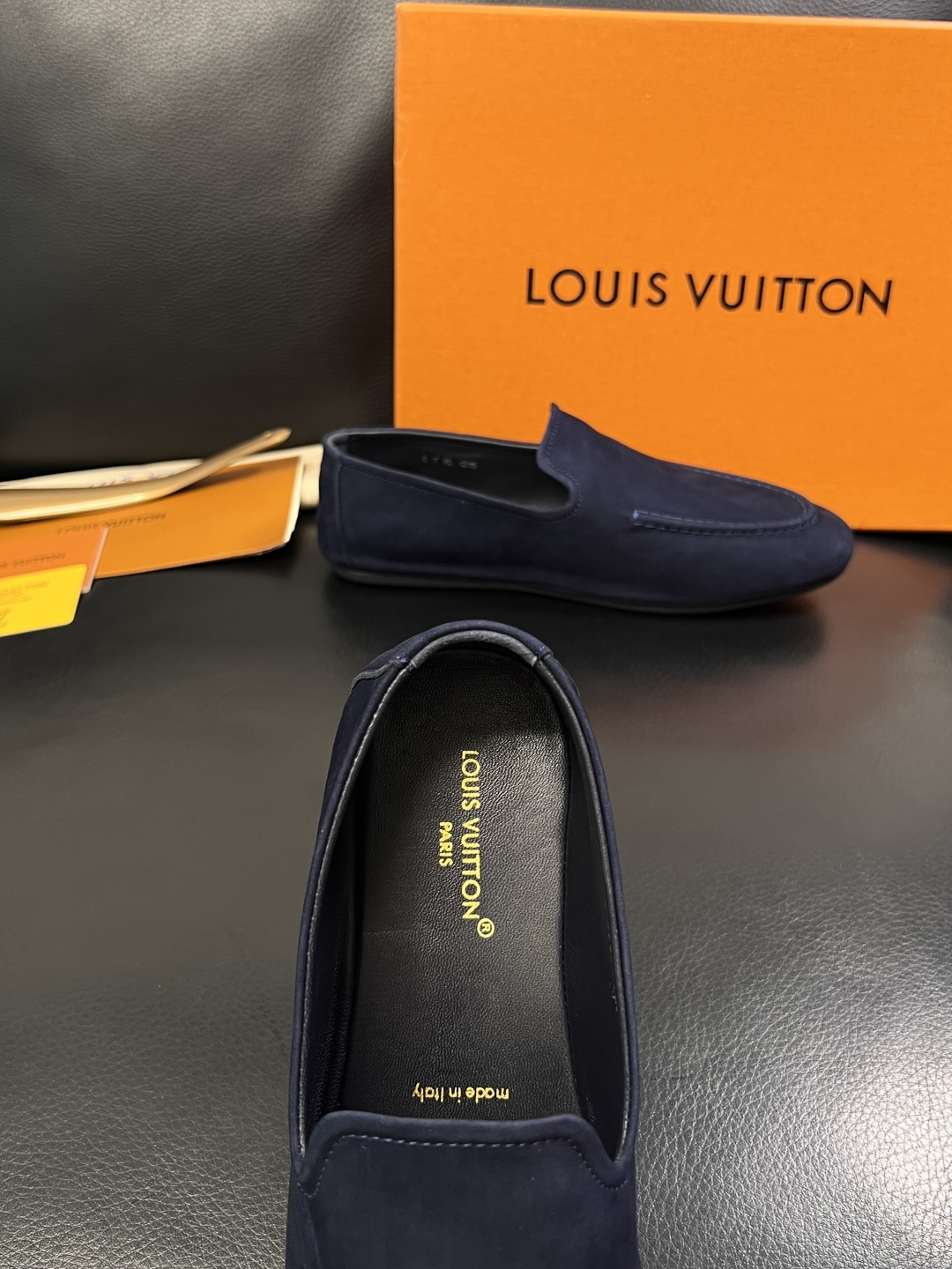 Lv  高品质  顶级代购  路易威登 专柜同步，鞋面意大利进口牛皮，进口水染牛皮内里，鞋底：原厂特供原