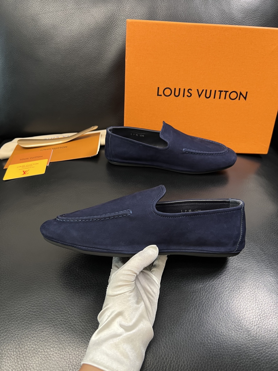 Lv  高品质  顶级代购  路易威登 专柜同步，鞋面意大利进口牛皮，进口水染牛皮内里，鞋底：原厂特供原