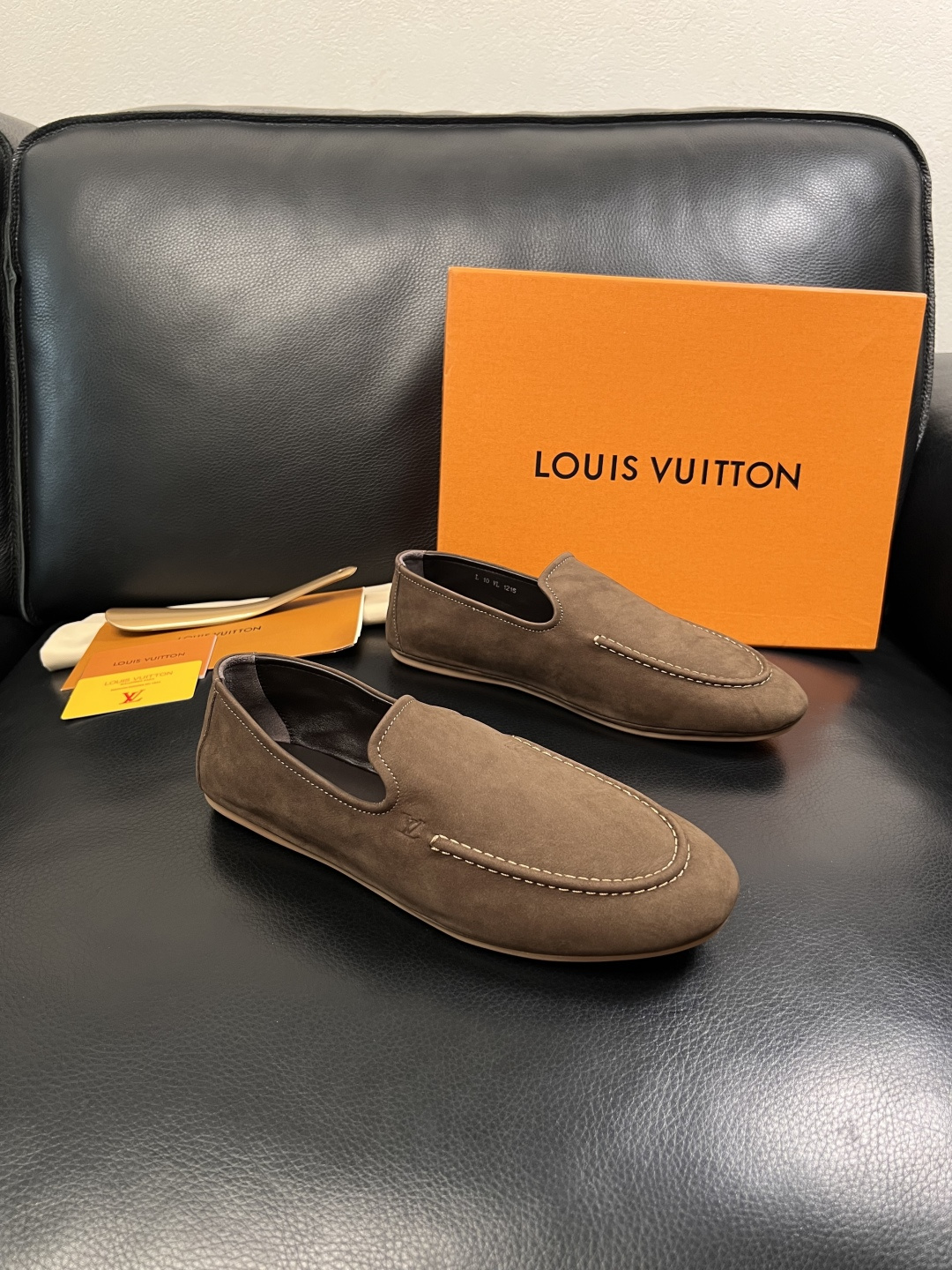Lv  高品质  顶级代购  路易威登 专柜同步，鞋面意大利进口牛皮，进口水染牛皮内里，鞋底：原厂特供原