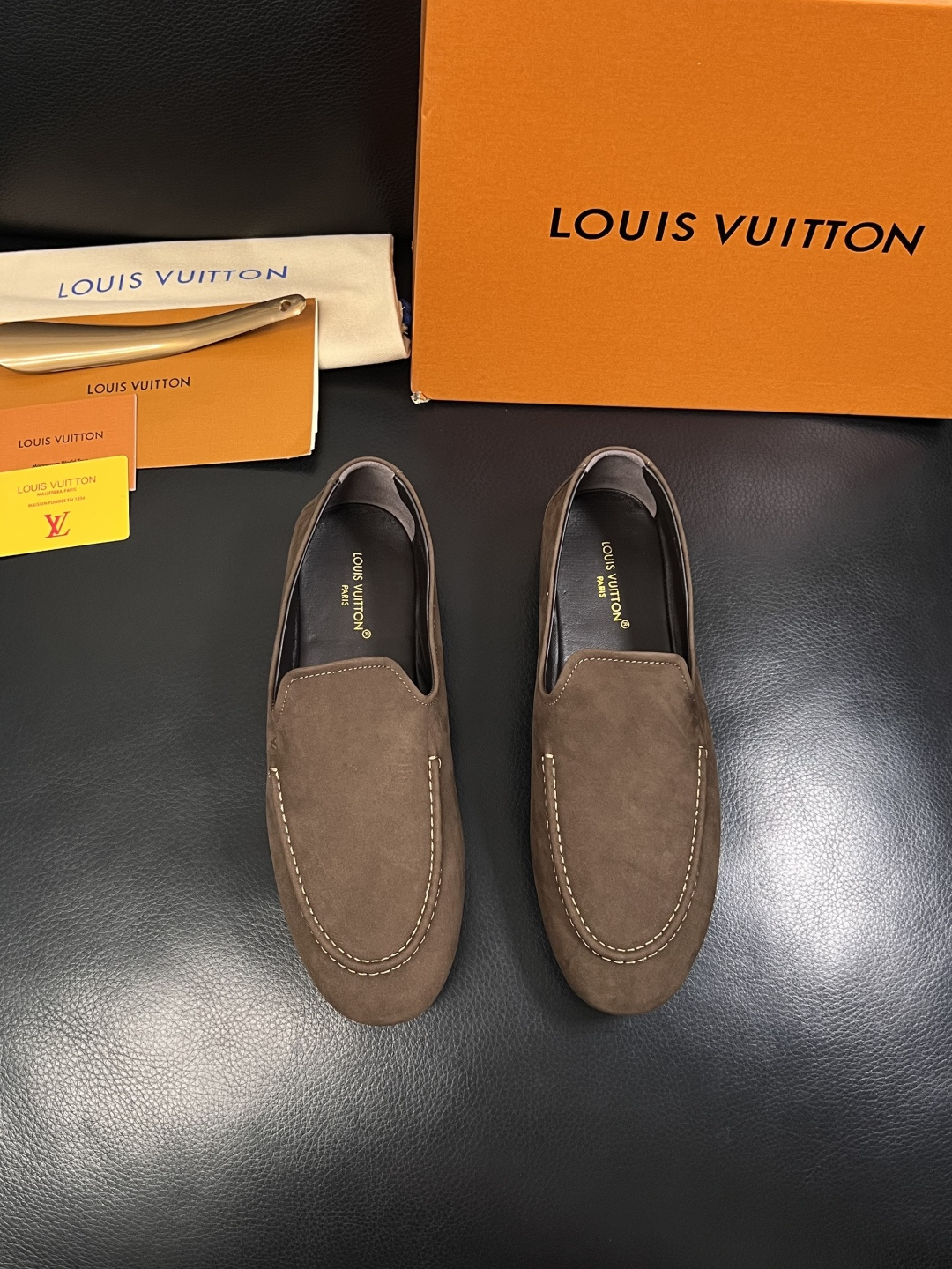 Lv  高品质  顶级代购  路易威登 专柜同步，鞋面意大利进口牛皮，进口水染牛皮内里，鞋底：原厂特供原
