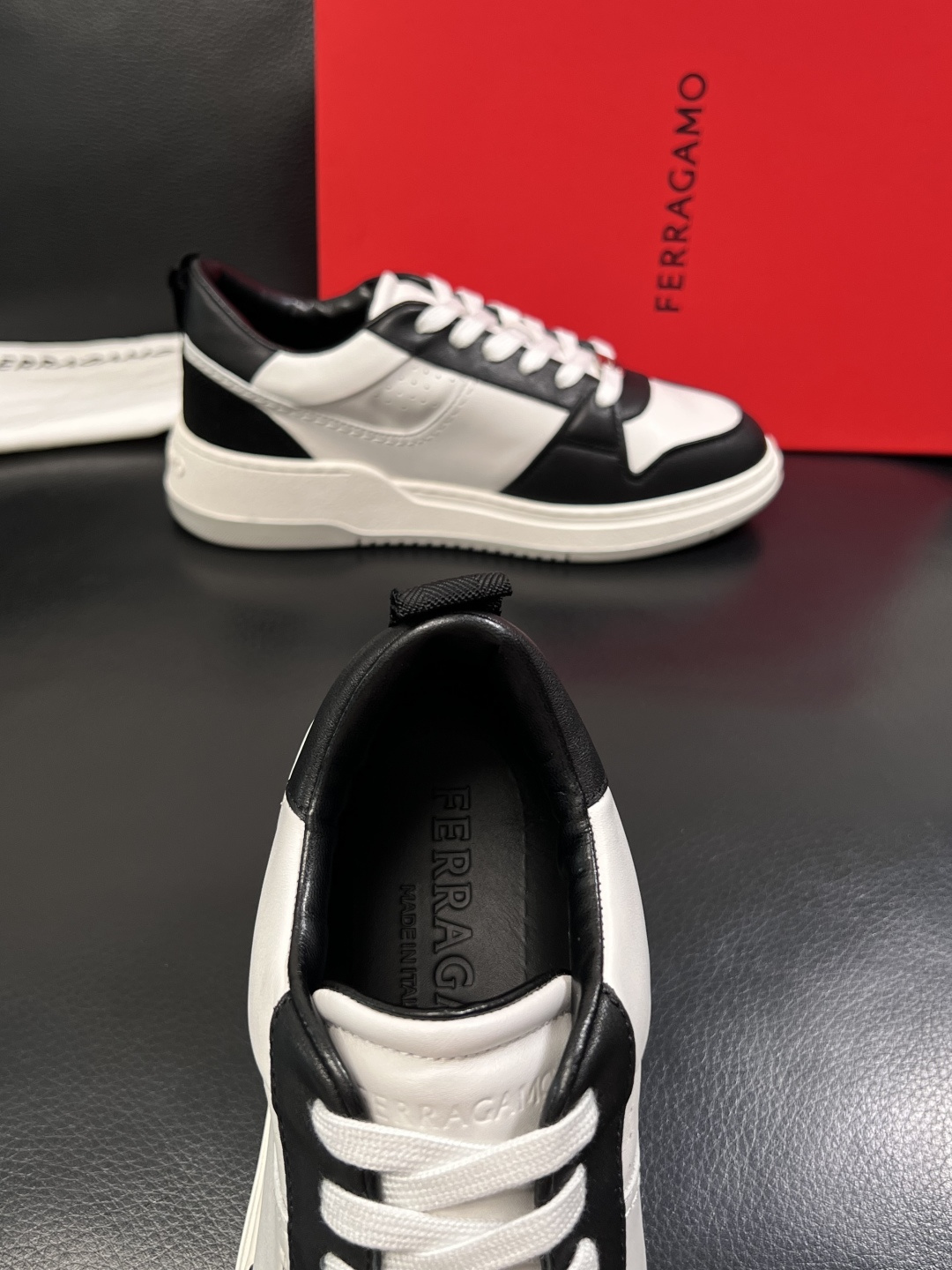Ferragamo  高品质  顶级工艺品  菲拉格慕   专柜同步发售原厂配置，意大利进口原版牛皮，进