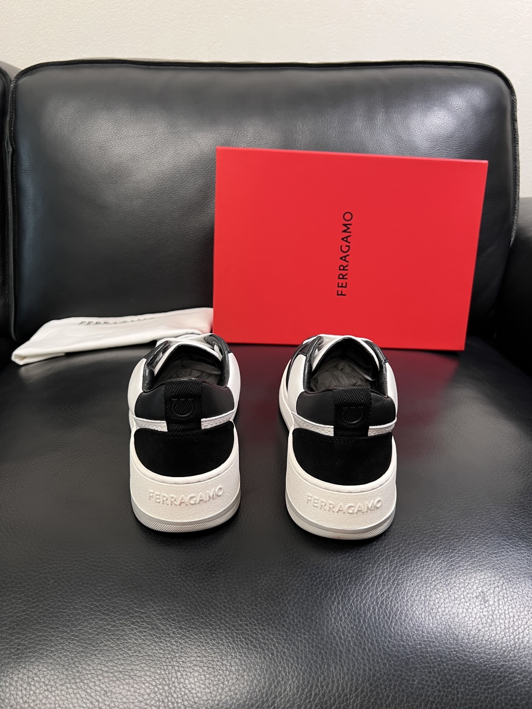Ferragamo  高品质  顶级工艺品  菲拉格慕   专柜同步发售原厂配置，意大利进口原版牛皮，进