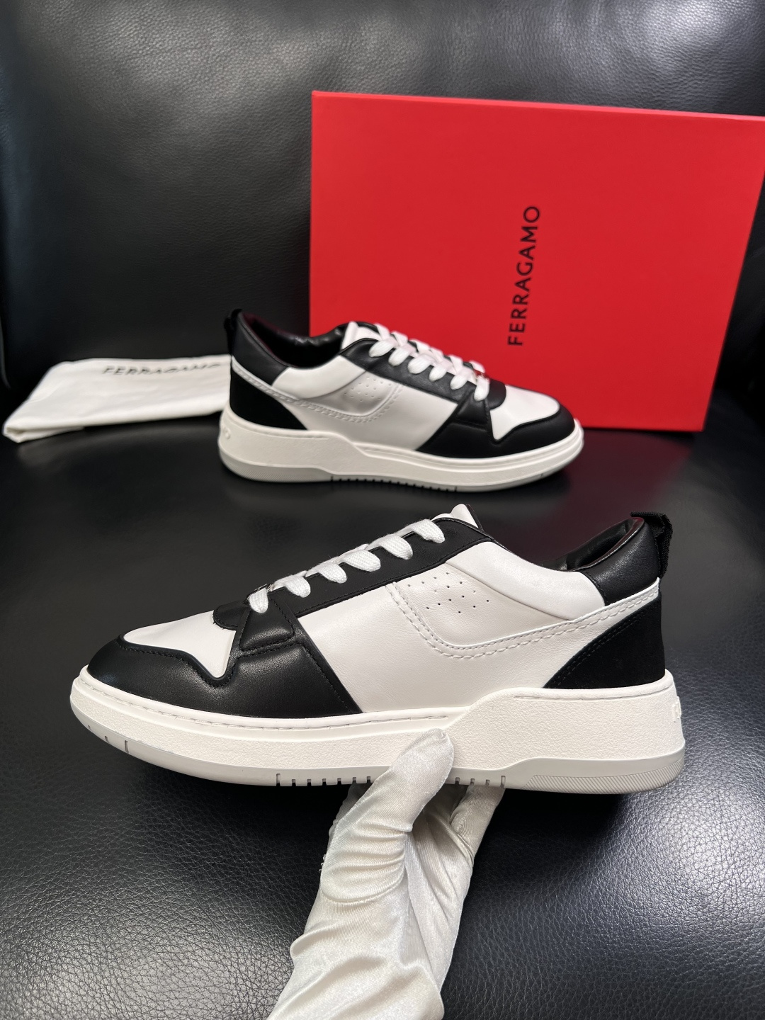 Ferragamo  高品质  顶级工艺品  菲拉格慕   专柜同步发售原厂配置，意大利进口原版牛皮，进