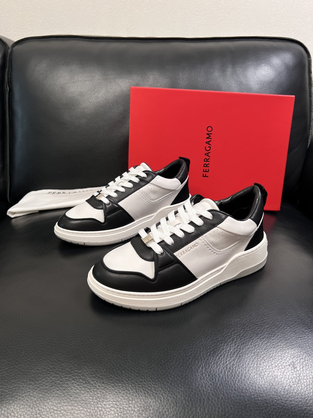 Ferragamo  高品质  顶级工艺品  菲拉格慕   专柜同步发售原厂配置，意大利进口原版牛皮，进