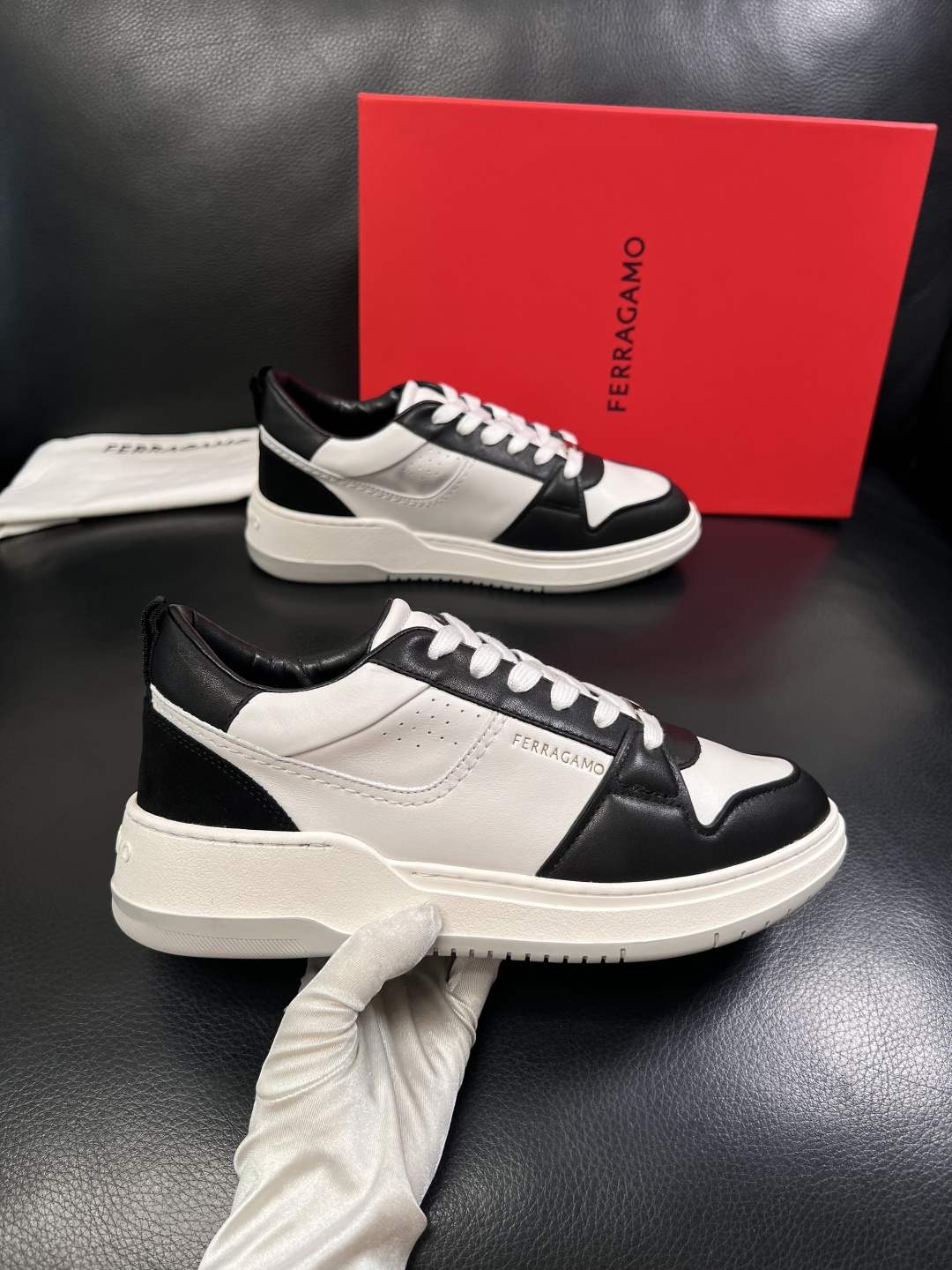 Ferragamo  高品质  顶级工艺品  菲拉格慕   专柜同步发售原厂配置，意大利进口原版牛皮，进