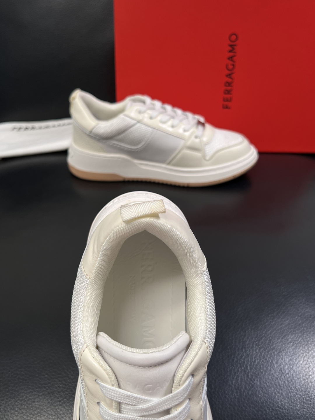 Ferragamo  高品质  顶级工艺品  菲拉格慕   专柜同步发售原厂配置，意大利进口原版牛皮，进