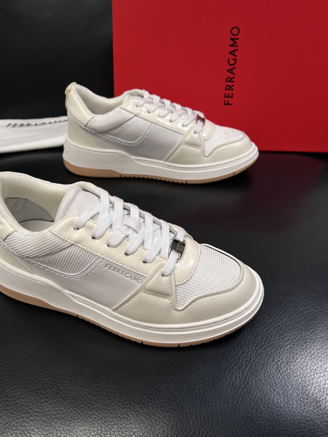Ferragamo  高品质  顶级工艺品  菲拉格慕   专柜同步发售原厂配置，意大利进口原版牛皮，进