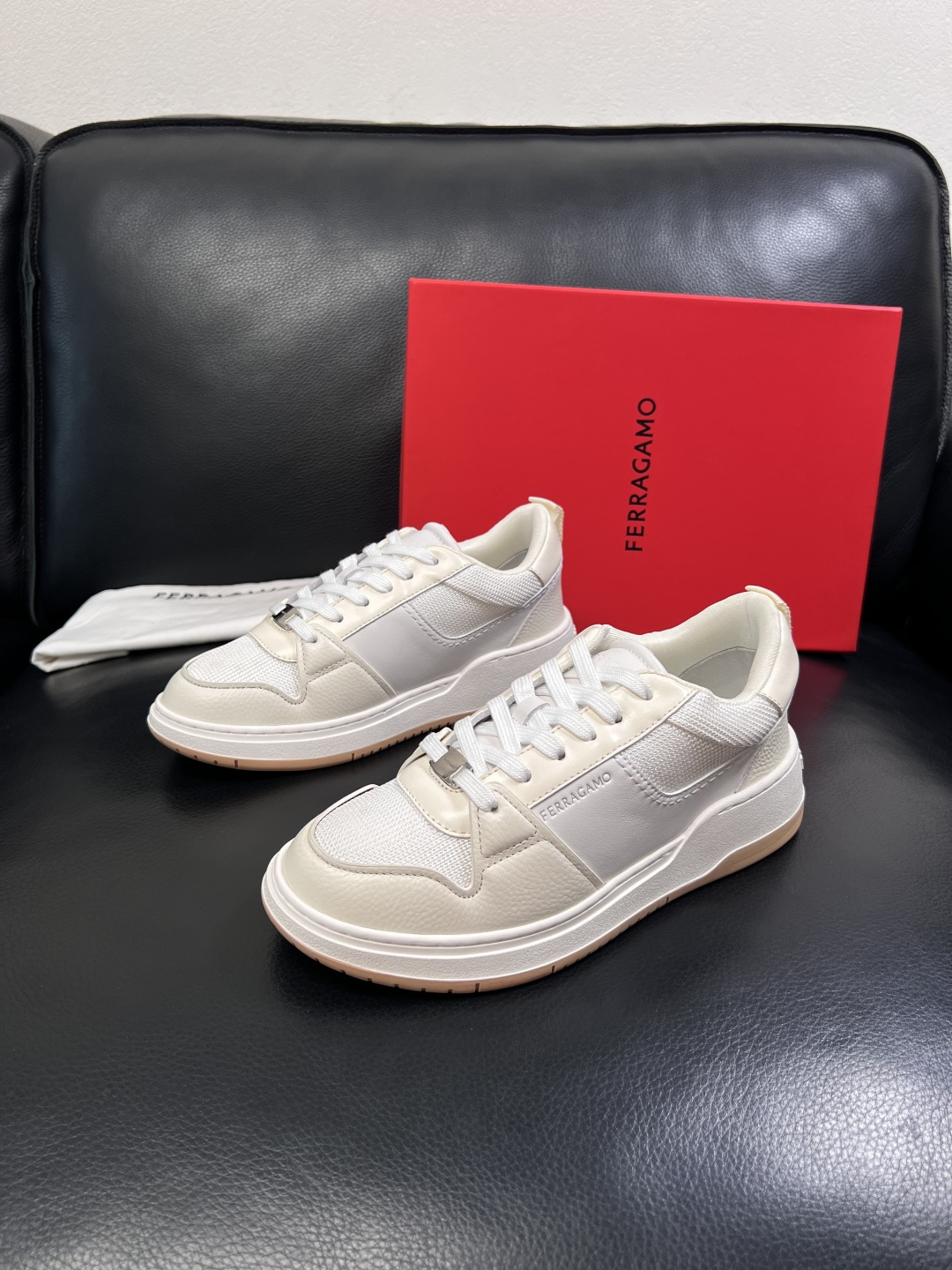 Ferragamo  高品质  顶级工艺品  菲拉格慕   专柜同步发售原厂配置，意大利进口原版牛皮，进