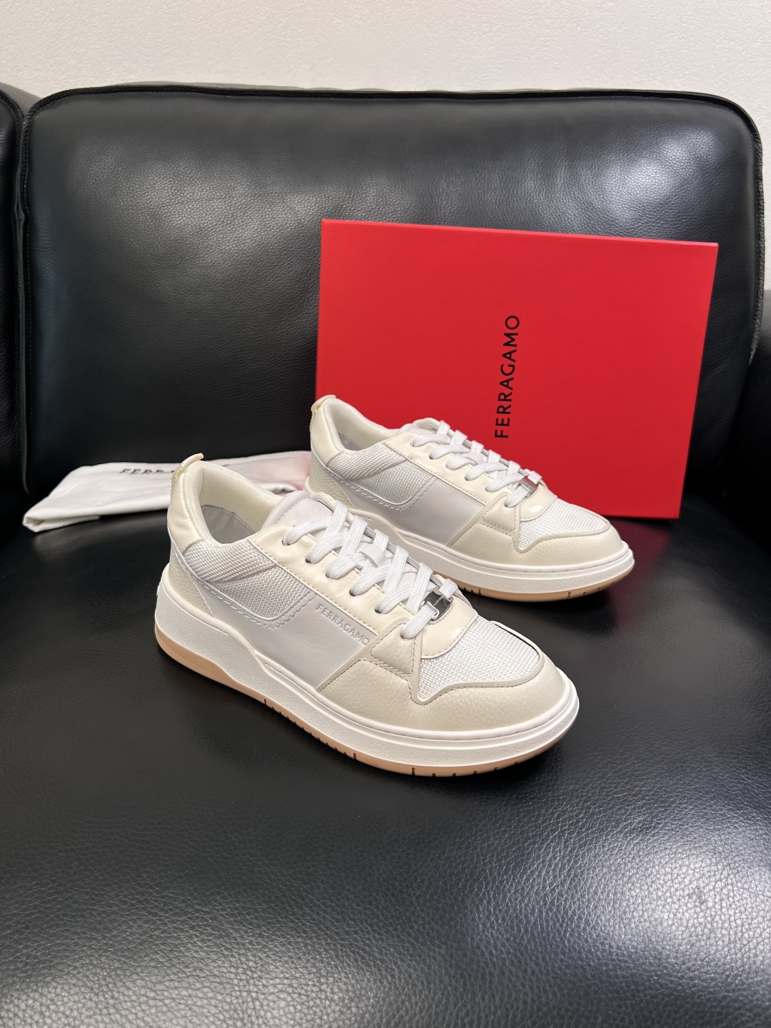 Ferragamo  高品质  顶级工艺品  菲拉格慕   专柜同步发售原厂配置，意大利进口原版牛皮，进