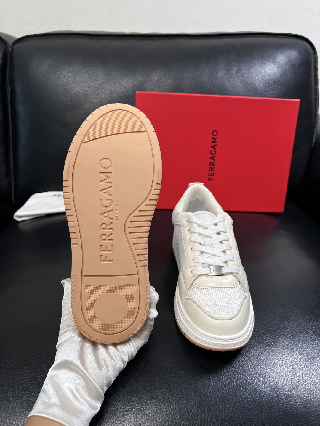 Ferragamo  高品质  顶级工艺品  菲拉格慕   专柜同步发售原厂配置，意大利进口原版牛皮，进