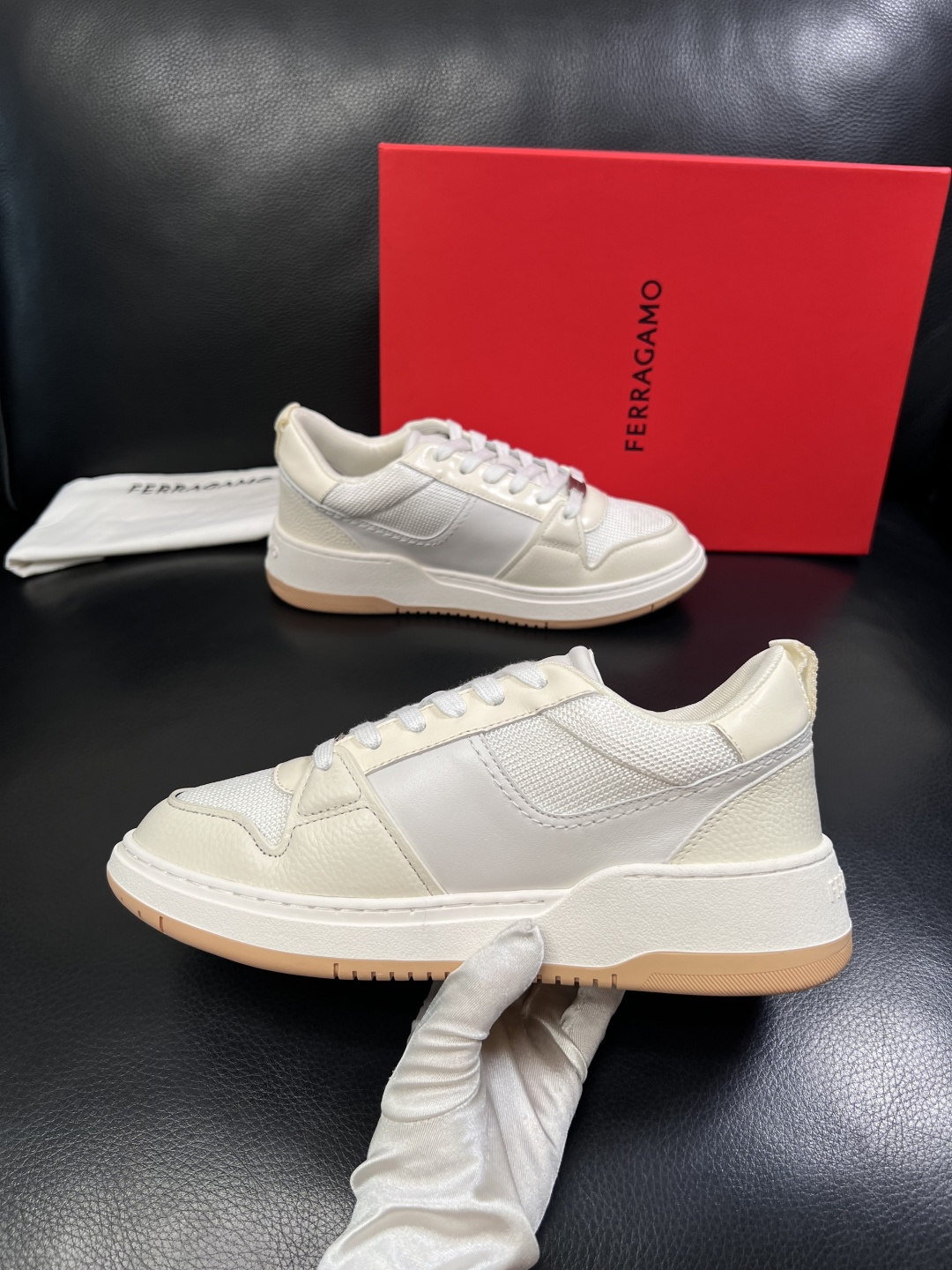 Ferragamo  高品质  顶级工艺品  菲拉格慕   专柜同步发售原厂配置，意大利进口原版牛皮，进