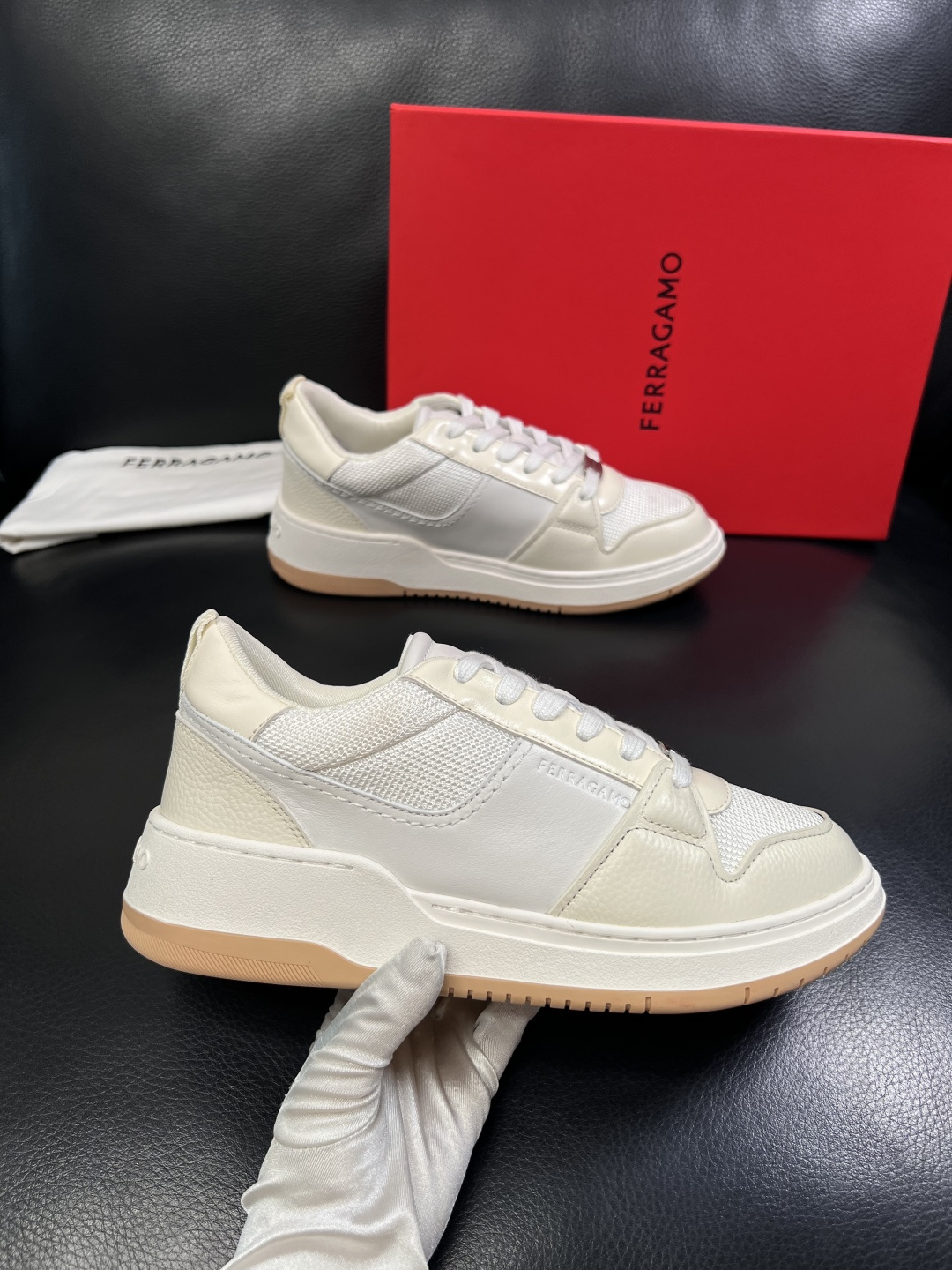 Ferragamo  高品质  顶级工艺品  菲拉格慕   专柜同步发售原厂配置，意大利进口原版牛皮，进