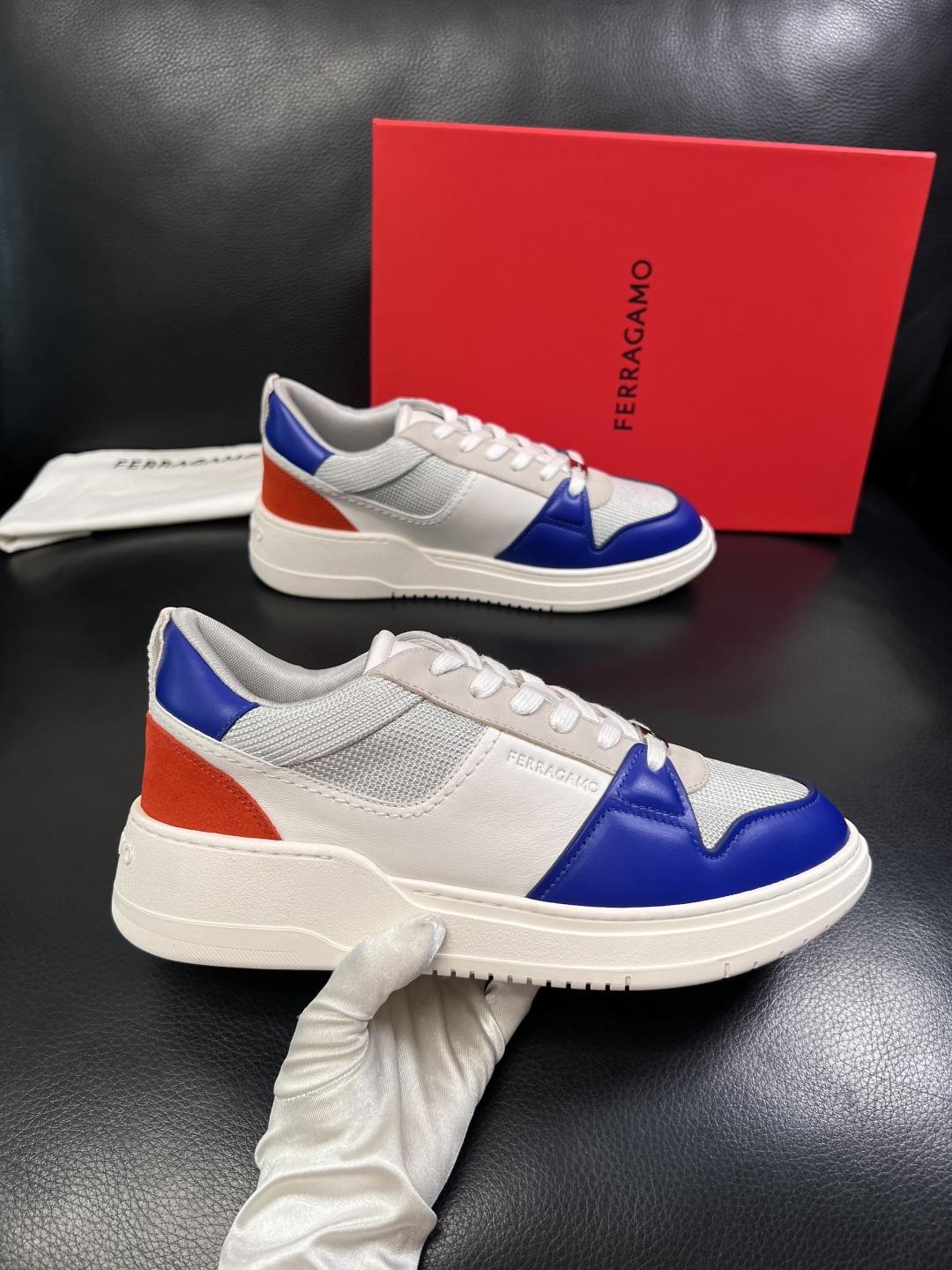 Ferragamo  高品质  顶级工艺品  菲拉格慕   专柜同步发售原厂配置，意大利进口原版牛皮，进