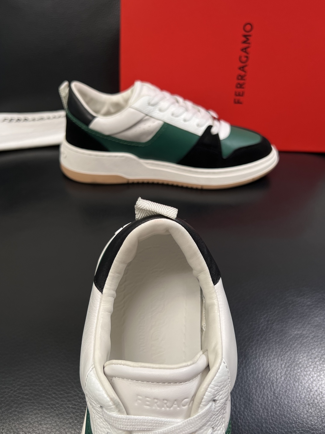 Ferragamo  高品质  顶级工艺品  菲拉格慕   专柜同步发售原厂配置，意大利进口原版牛皮，进