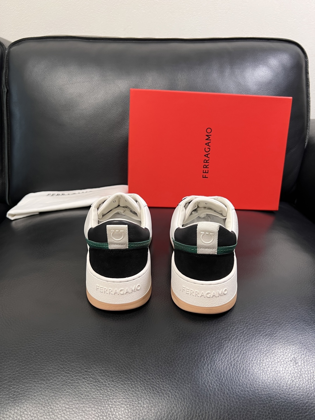 Ferragamo  高品质  顶级工艺品  菲拉格慕   专柜同步发售原厂配置，意大利进口原版牛皮，进