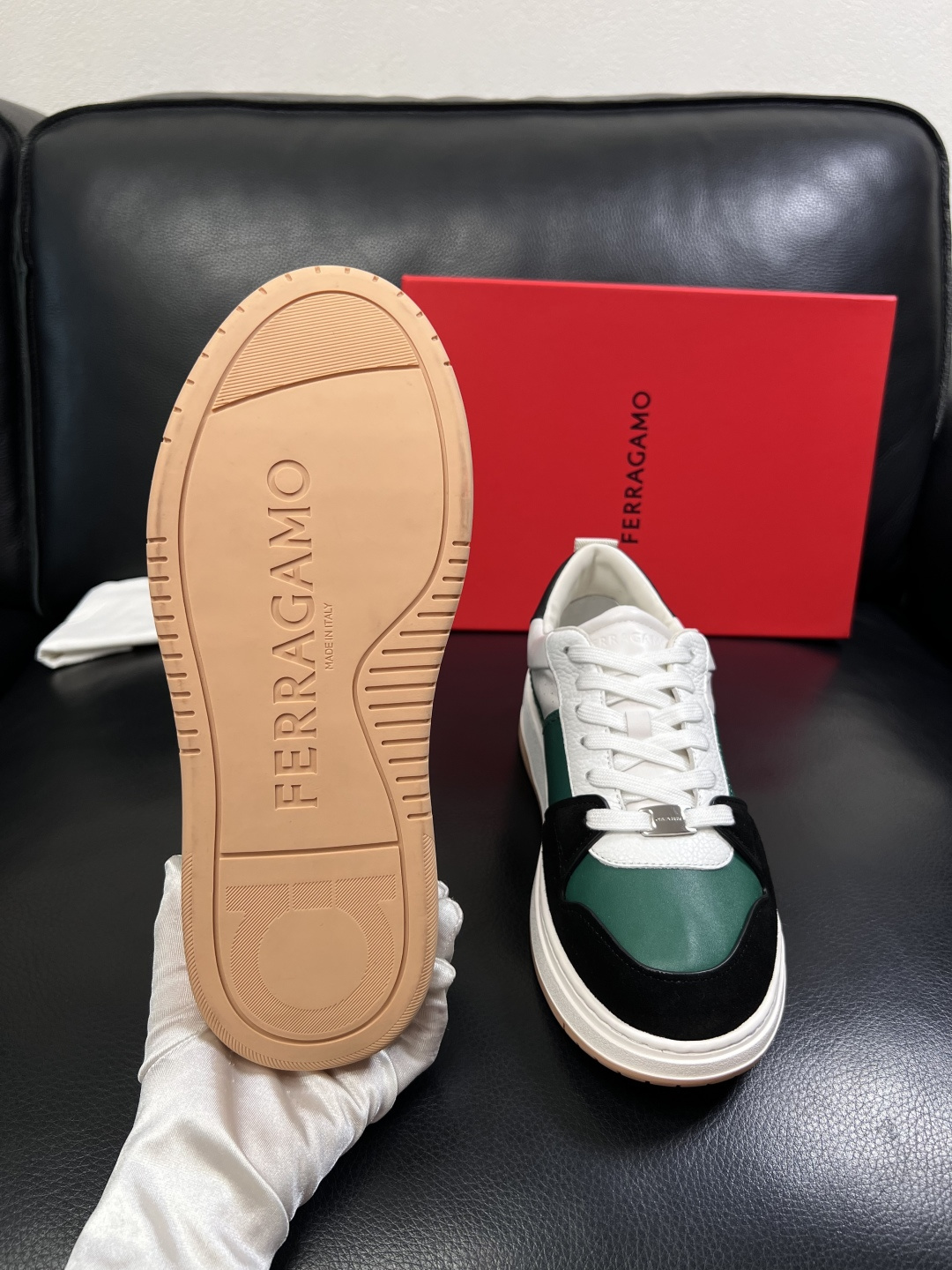 Ferragamo  高品质  顶级工艺品  菲拉格慕   专柜同步发售原厂配置，意大利进口原版牛皮，进