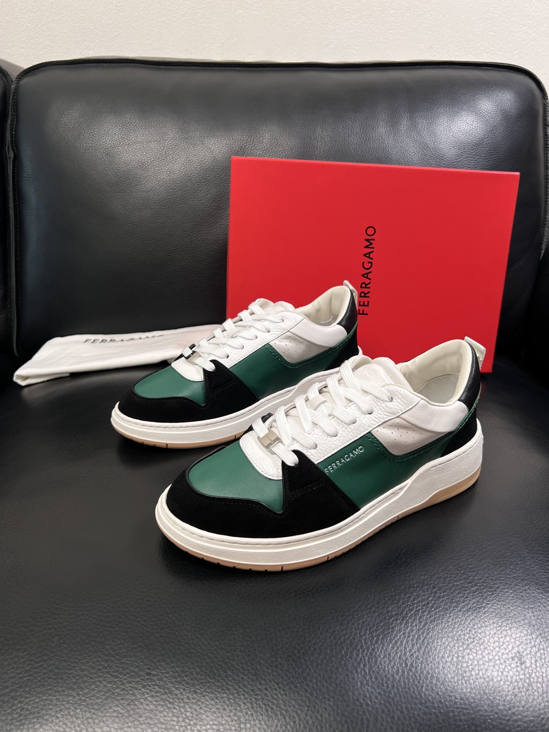 Ferragamo  高品质  顶级工艺品  菲拉格慕   专柜同步发售原厂配置，意大利进口原版牛皮，进