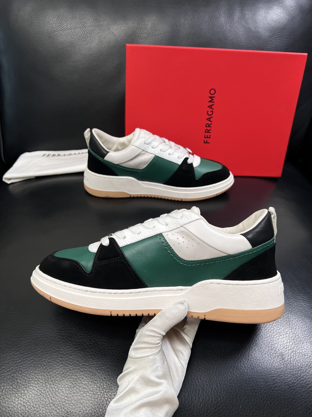 Ferragamo  高品质  顶级工艺品  菲拉格慕   专柜同步发售原厂配置，意大利进口原版牛皮，进