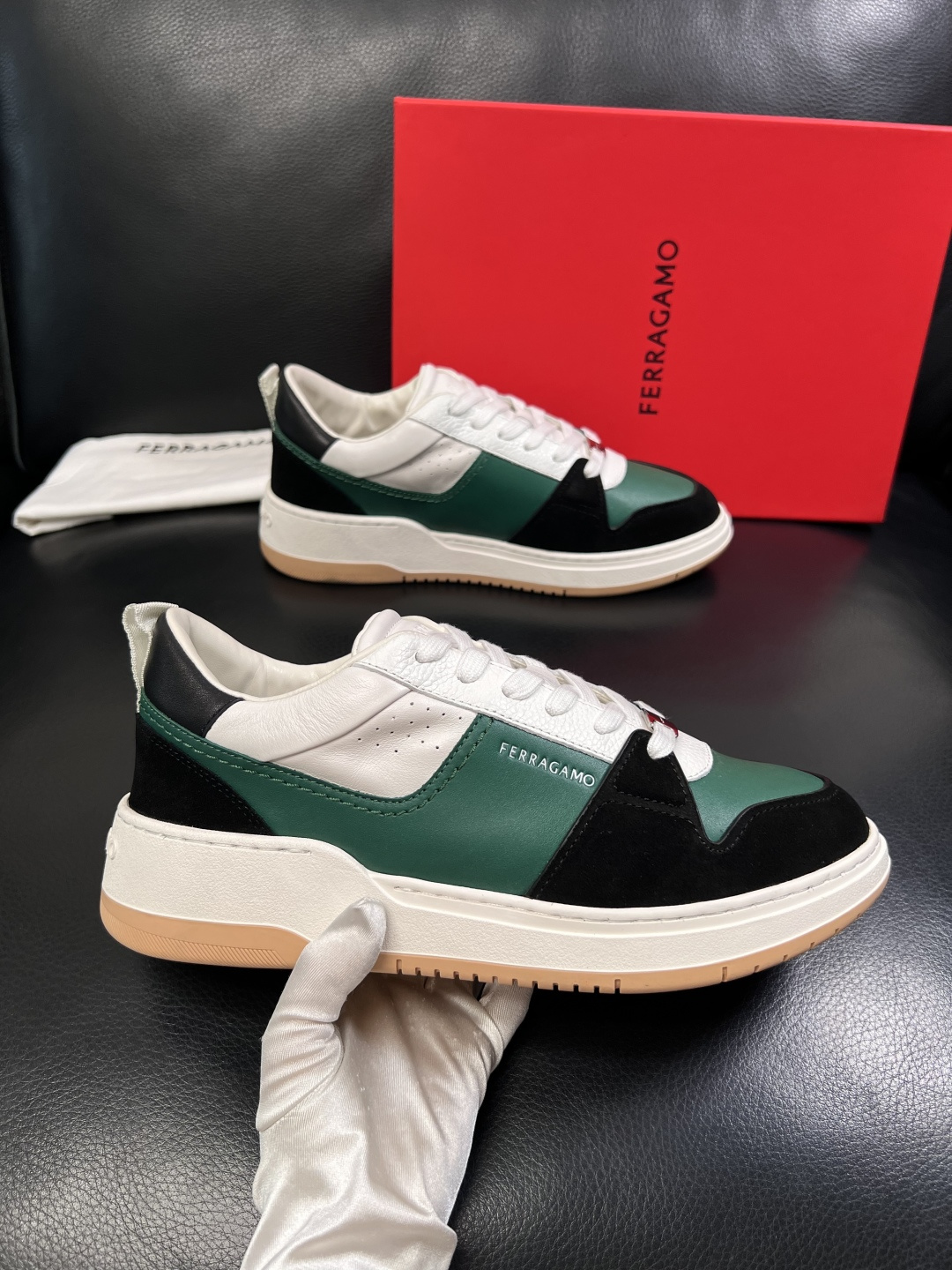 Ferragamo  高品质  顶级工艺品  菲拉格慕   专柜同步发售原厂配置，意大利进口原版牛皮，进