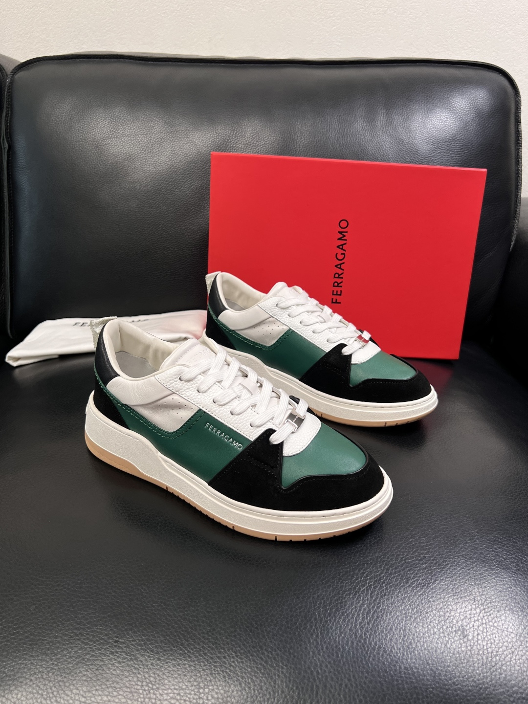 Ferragamo  高品质  顶级工艺品  菲拉格慕   专柜同步发售原厂配置，意大利进口原版牛皮，进
