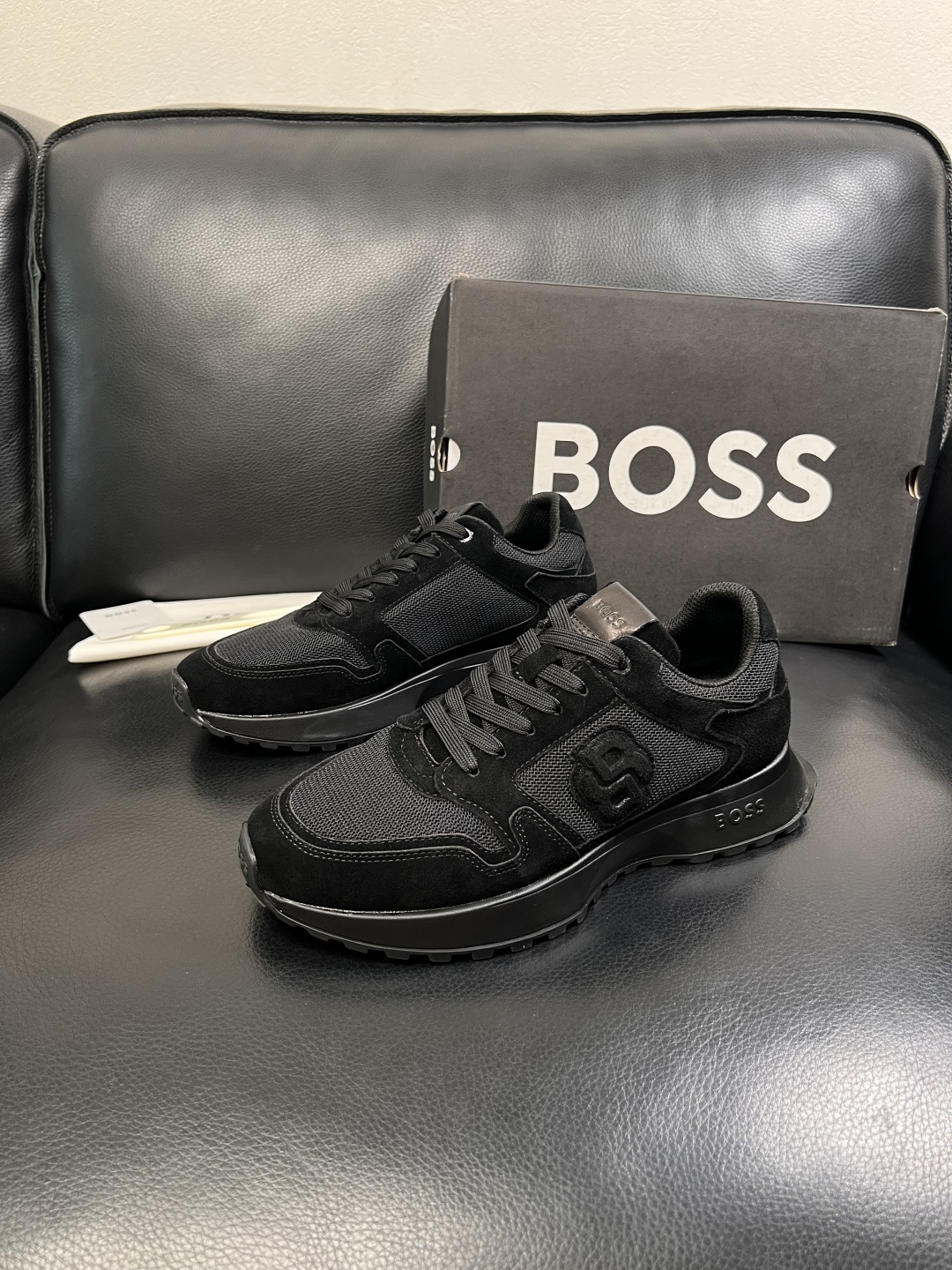 BOSS  高品质 顶级工艺品  博斯  专柜同步原厂配置，意大利进口牛皮面料牛内里垫，高品质拼接复杂工