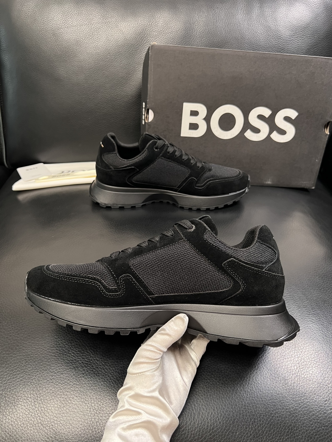BOSS  高品质 顶级工艺品  博斯  专柜同步原厂配置，意大利进口牛皮面料牛内里垫，高品质拼接复杂工